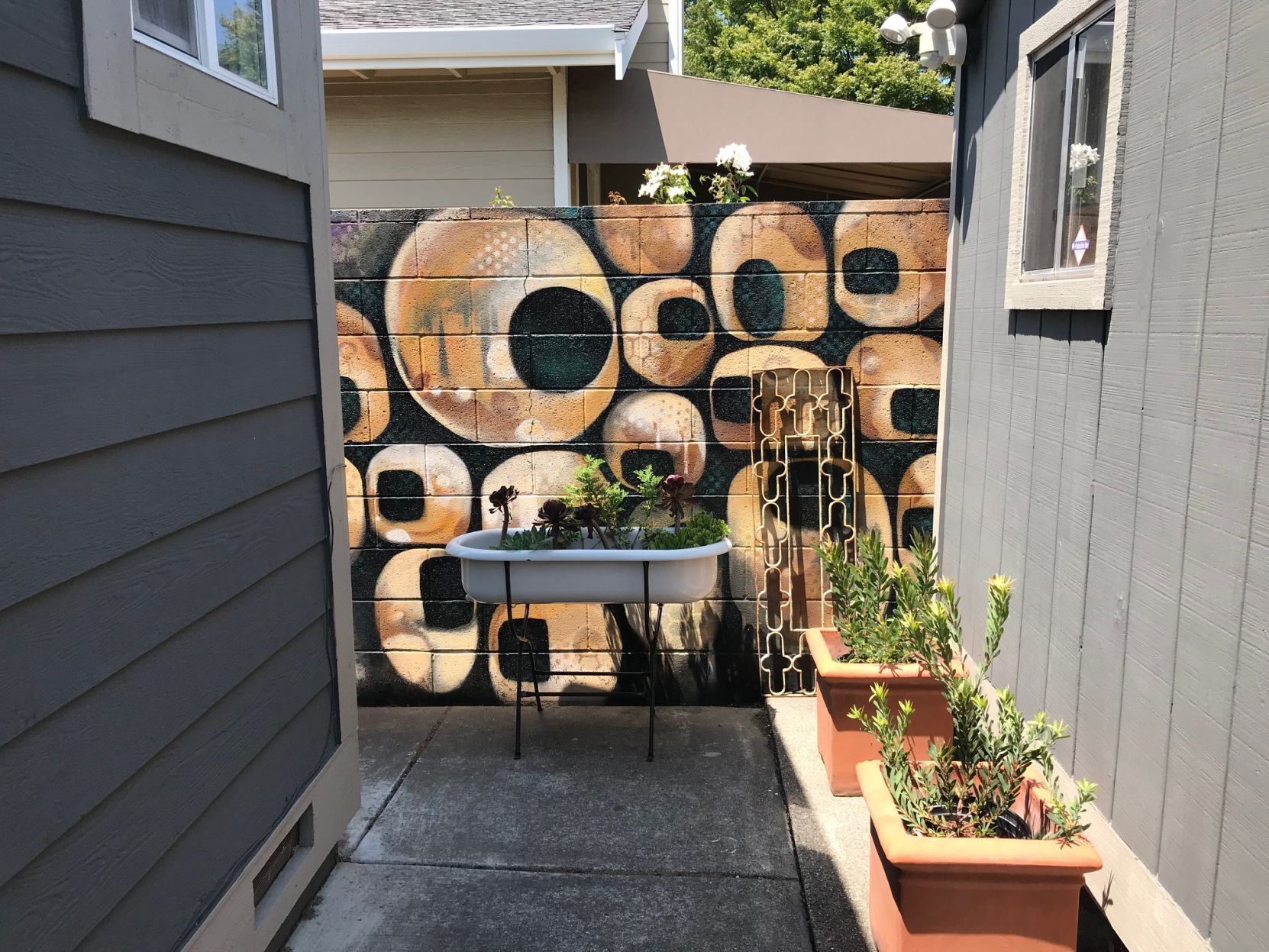 A mural leads to new friendship
